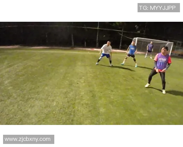 女孩子踢足球的优势与挑战探讨适合与否的多维视角分析