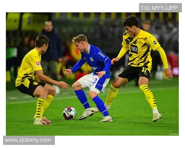 佳佳爱足球的成长之路：从小球迷到绿茵场上的梦想追逐者